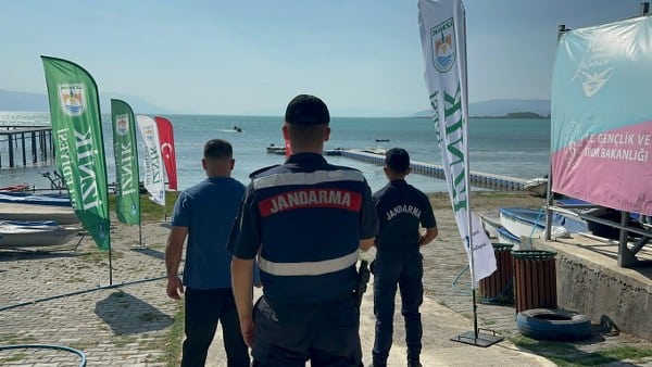 Ülkemizin beşinci en büyük gölünde sadece üç gün içinde 2 kişi boğularak hayatını kaybetti. 8 ve 80 yaşlarında iki kişinin cesedi, İznik Gölü'nden çıkarıldı. Bugün ise Türkiye Yelken Federasyonu'na bağlı bir yüzme hakemi gölde kayıp .