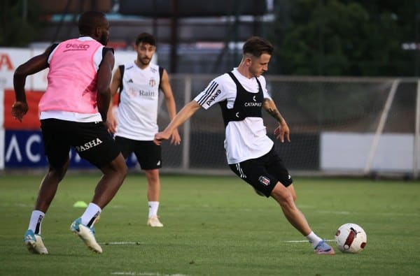Beşiktaş, UEFA Konferans Ligi Play-off Turu rövanş mücadelesi için Dinamo Kiev ile karşılaşmaya hazırlanıyor. Takım, bir günlük izinin ardından bu akşam gerçekleştirdiği antrenmanla hazırlıklarına başladı.
