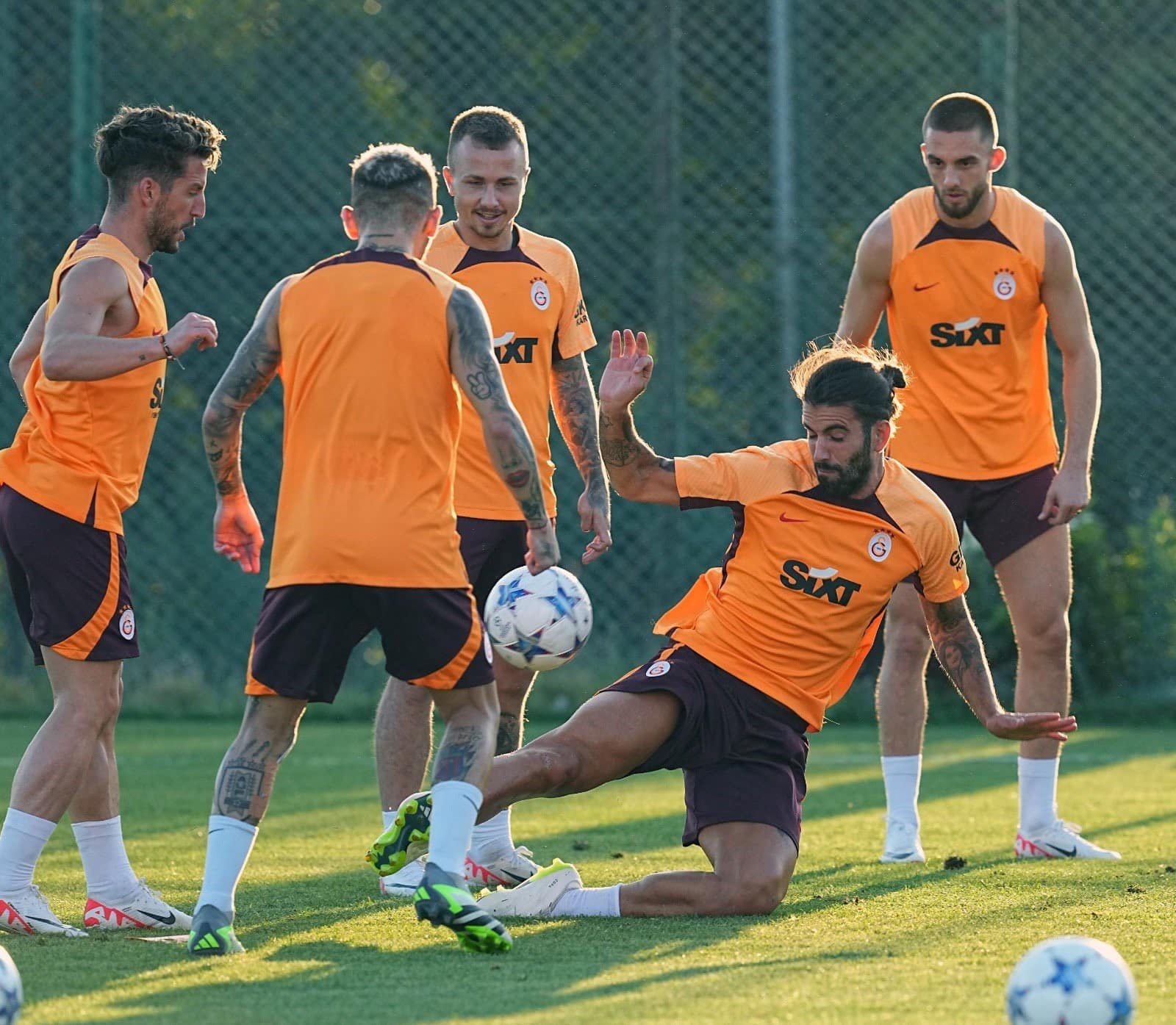 Galatasaray, UEFA Şampiyonlar Ligi Play-off Turu ikinci maçında Molde ile yapacağı karşılaşmanın hazırlıklarına dün yaptığı antre