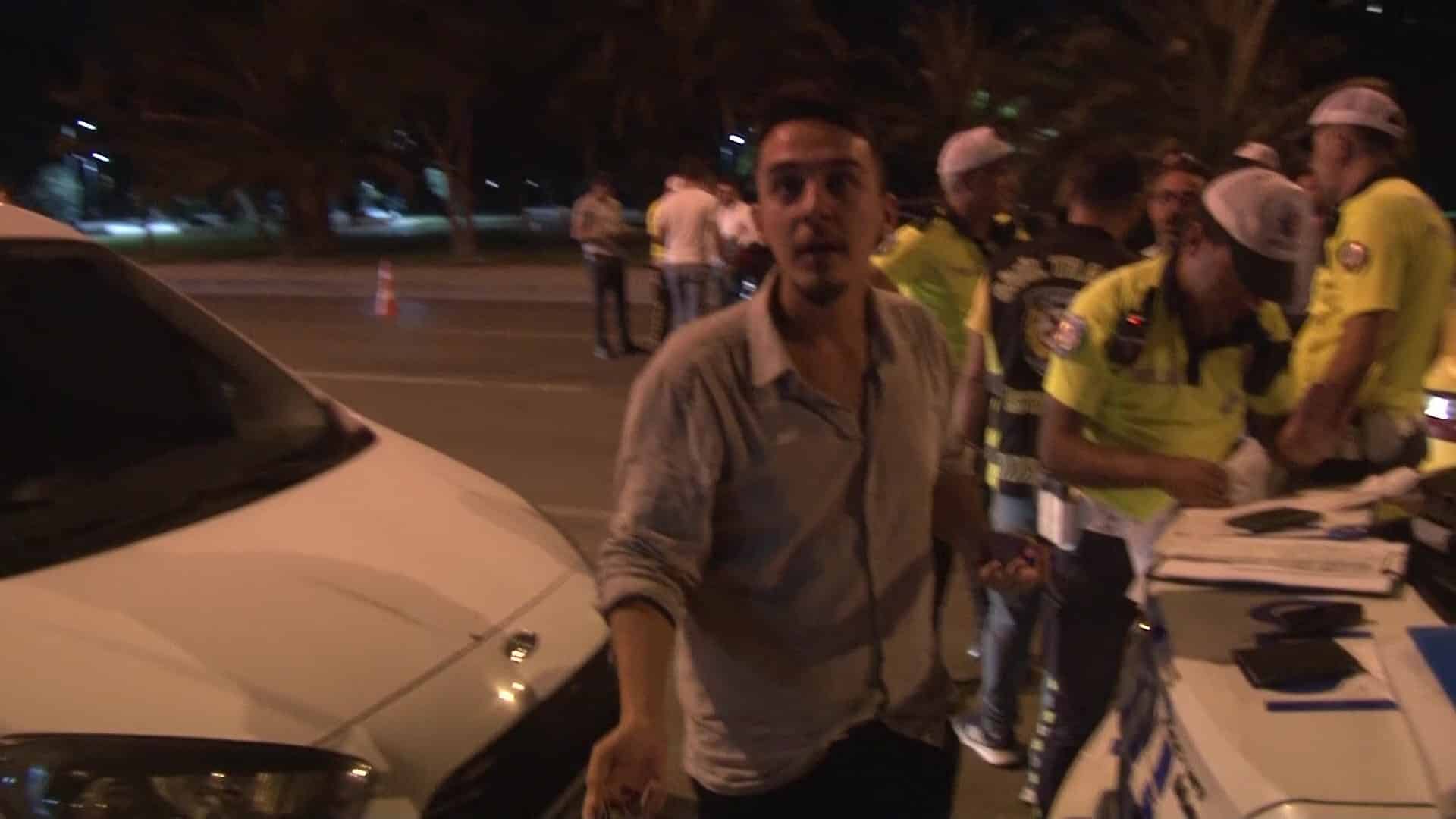 İstanbul Emniyet Müdürlüğü Trafik Şube Müdürlüğü ekipleri Kadıköy sahilyolu Çetin Emeç Bulvarı üzerinde abart egzoz ve hız denetimi yaptı. Kadıköy ilçesi genelinde yapılan denetimlerde 111 adet cezai işlem uygulanırken t