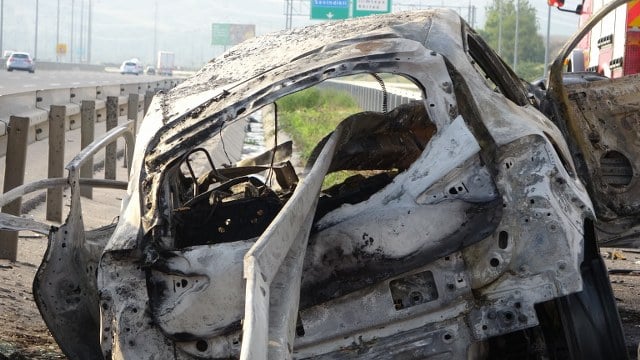 Kuzey Marmara Otoyolu'nun Kocaeli geçişinde meydana gelen kazada bariyer otomobilin önünden girip arkasından çıktı. Alev alan otomobildeki 2 kişi yanarak hayatını kaybetti, bir kişi yaralandı.