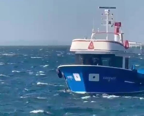 Balıkesir'in Marmara Adası’nda 4 kişi tekne ile gezintiye çıktığı sırada fırtınaya yakalandı. Alabora olan tekneden yaralıların kurtarılma anları kaydedilirken hastaneye  kaldırılan bir kişi hayatını kaybetti.