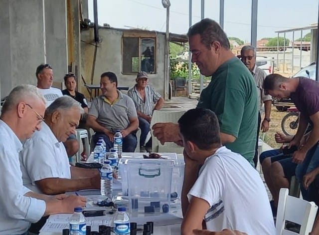 Balıkesir’in Ayvalık ilçesinin en büyük mahallesi Altınova’da, Esnaf ve Sanatkarlar Kredi Kooperatifi tarafından 1989 yılında satın alınan arsada yükselen dükkanlar sahiplerine teslim edilmek üzere bekliyor.