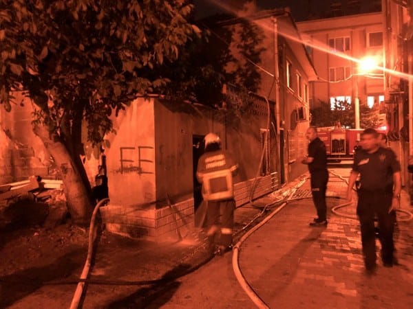 Balıkesir'de, alevlere teslim olan ve diğer yapılara sıçramadan kontrol altına alınan tek katlı bir evde, yapılan müdahale sonucunda yangın söndürüldü. İçerisinde kimsenin bulunmadığı belirlenen ev, kullanılamaz hale geldi.