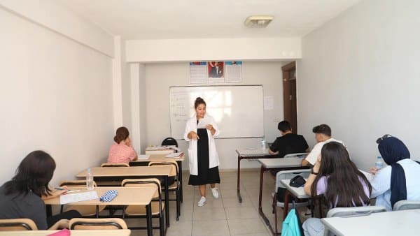 Burhaniye Belediyesi Sosyal Etkinlik Merkezi (BURSEM) öğrencileri, geleneksel başarılarını sürdürerek 2019 yılından bu yana her yıl olduğu gibi bu yıl da üstün performans sergileyerek üniversite yerleştirmelerini gerçekleştirdi.