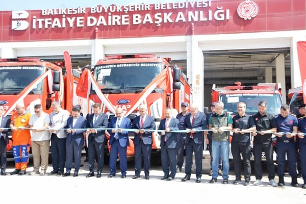 Balıkesir Büyükşehir Belediyesi, itfaiye araç filosunu daha da genişleterek güçlendirdi. Yeni itfaiye araçları, dualar eşliğinde hizmete alınarak, ihtiyaç duyulan ilçelere yönlendirildi.