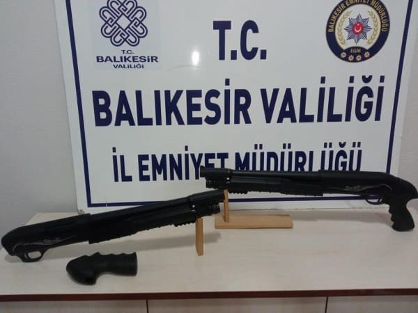 Balıkesir'de emniyet güçleri, il genelinde gerçekleştirdikleri asayiş uygulamalarında farklı suçlardan aranan 180 kişiyi yakalayarak gözaltına aldı. Bu şahıslardan 101'i adli makamlara sevk edilerek tutuklandı. Yapılan operasyonlarda, önemli sayıda ateşli silah ve mermi ele geçirildi.