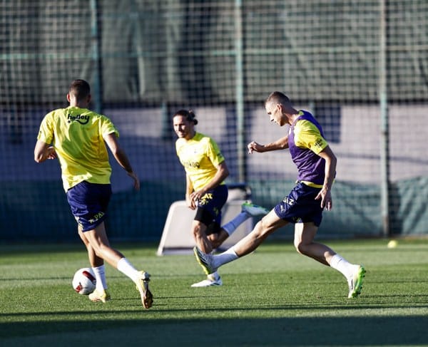 Fenerbahçe, UEFA Konferans Ligi play-off turu rövanş maçına yönelik hazırlıklarını sürdürüyor. 31 Ağustos Perşembe akşamı deplasmanda Hollanda ekibi Twente ile karşılaşacak olan Fenerbahçe, maç öncesi çalışmalarını titizlikle devam ettiriyor.