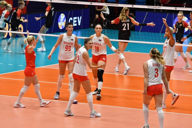 Avrupa Şampiyonası çeyrek finalinde A Milli Kadın Voleybol Takımı, yarın Polonya ile karşı karşıya gelecek.