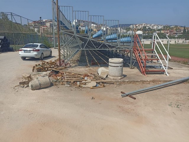 Balıkesir'in Erdek ilçesinde bulunan Erdek 18 Eylül Stadyumu rastgele bırakılan inşaat malzemeleri sebebiyle adeta kullanılmaz hale geldi.