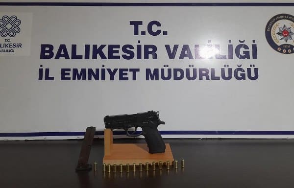 Balıkesir ilinde asayiş polislerinin yaptığı uygulamalar sonucunda çeşitli suçlardan aranan 20 şüpheli şahıs gözaltına alındı. Bu gözaltına alınan şahıslardan 10'u adli makamlara sevk edilerek tutuklandı.