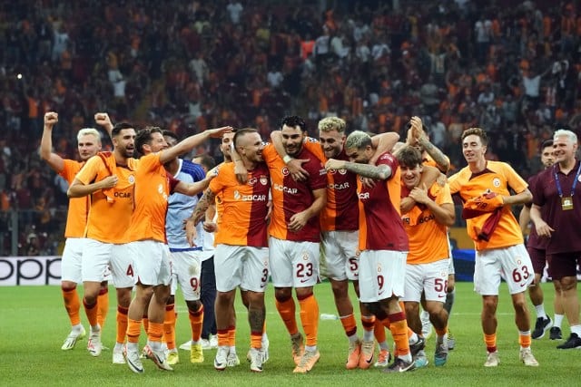 Galatasaray, 2008 yılında Fenerbahçe’nin elemelerden gelip, UEFA Şampiyonlar Ligi gruplarına kalmasından 15 yıl sonra bunu başaran ilk Türk takımı oldu.