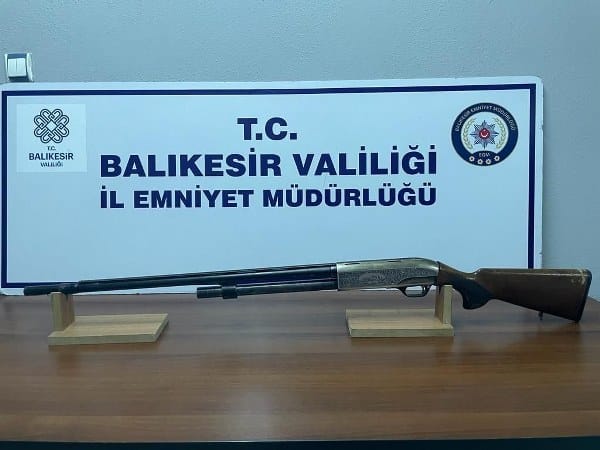 Balıkesir Emniyet Müdürlüğü ekipleri, 5 ilçede düzenledikleri asayiş operasyonlarında farklı suçlardan aranan 15 kişiyi yakaladı. Gözaltına alınan şahıslardan 9'u, adli mercilere sevk edilerek tutuklandı. Gerçekleştirilen operasyonlarda, 3 adet ateşli silah ve bu silahlara ait mühimmat da ele geçirildi.