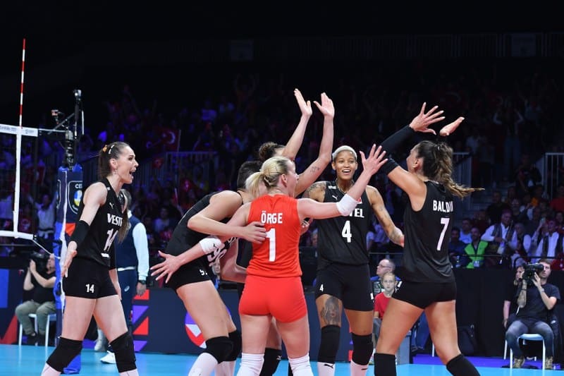 2023 CEV Kadınlar Avrupa Voleybol Şampiyonası çeyrek finalinde A Milli Kadın Voleybol Takımı, Polonya'yı 3-0 yenerek yarı finale yükseldi.
