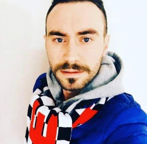 İstanbul Güngören’de bir vatandaş ekmek almaya giderken kayınpederini görüp çay içmek için girdiği kahvehanede kurşunların hedefi oldu.
