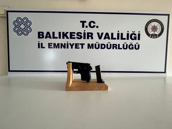 Balıkesir'de polis ekiplerinin il genelinde gerçekleştirdiği asayiş operasyonlarında, farklı suçlardan aranan 8 şahıs gözaltına alındı. Bu şüphelilerden 3'ü adli makamlara sevk edildi ve tutuklandı.