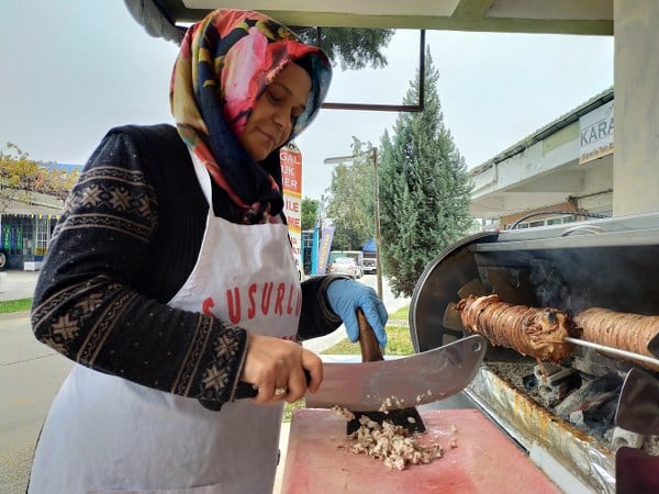Susurluk AK Parti Önceki Dönem İlçe Başkanı Melih Bağırgan, Susurluk’a bağlı Kırsal Göbel Mahallesi'nde üretilen, süt kuzu kokorecinin coğrafi işaret tescili aldığı müjdesini verirken, “Susurluk, lezzetleriyle Türkiye’yi doyuran bir ilçe haline geldi.” açıklamasında bulundu.