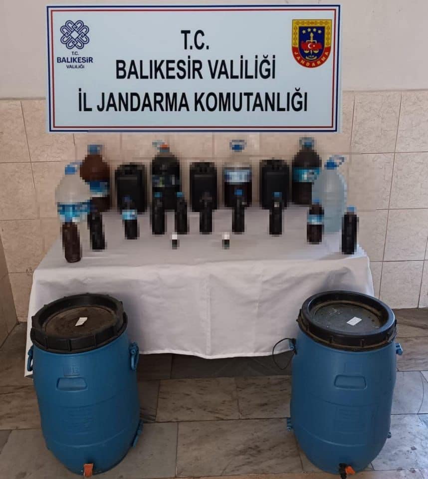 Balıkesir'de jandarma ekipleri il genelinde yaptıkları 'Türkiye Müşterek Kaçak/Sahte Alkollü İçki' uygulamasında 298 litre kaçak rakı, etil alkol, 2 adet viski aroması ele geçirdi. Operasyonlarda 2 şüpheli polis ekipleri  tarafından  gözaltına alınarak  haklarında işlem başlatıldı.