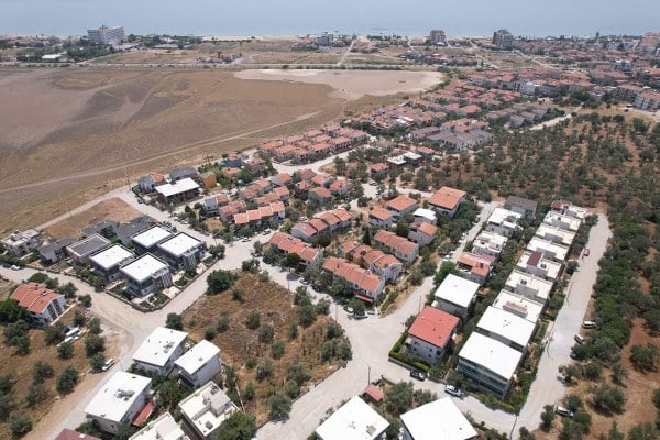 Balıkesir'in Ayvalık ilçesinde, Ayvalık Belediyesi Fen İşleri Müdürlüğü ekipleri tarafından Küçükköy Mahallesi Sarımsaklı Tepecik Mevkisi'nde gerçekleştirilen yol yapım çalışmaları sonucunda, 20 yıldır süregelen sorun çözüme kavuştu.