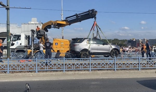Galata Köprüsü üzerinde, tramvay yoluna giren ve rayların üzerinde asılı kalan lüks cip, vinç yardımıyla kurtarıldı. Cipin kaldırılmasının ardından tramvay seferleri normale döndü.