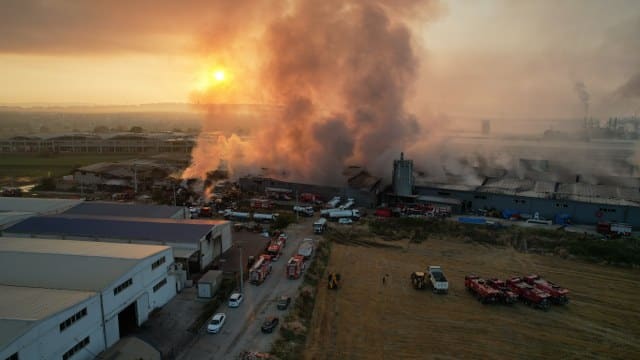 Bursa'nın İnegöl ilçesinde bir iplik fabrikasında başlayan ve 9 fabrikayı da etkileyen yangını söndürme çalışmaları, 15 saattir aralıksız devam ediyor. Facianın boyutu günün ilk ışıklarıyla birlikte ortaya çıktı.
