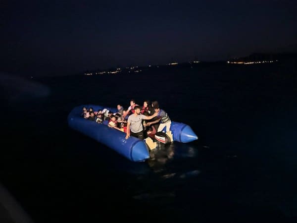 Çanakkale'nin Ayvacık ilçesi sularında, Yunan Sahil Güvenlik birimleri tarafından geri itilerek ölüme terk edilen iki farklı lastik bot içerisindeki toplam 80 kaçak göçmen, Türk Sahil Güvenlik ekipleri tarafından kurtarıldı.