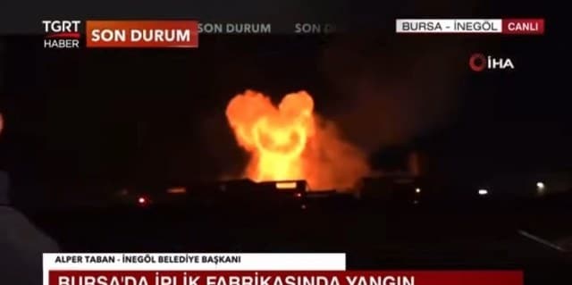 Bursa’nın İnegöl ilçesinde bir mobilya fabrikasında dün çıkan yangın, 10 fabrikaya daha sıçradı. Canlı yayın konuğu olan İnegöl Belediye Başkanı Alper Taban sıcak bölgeden bilgi verirken meydana gelen patlama yayına saniye saniye yansıdı.