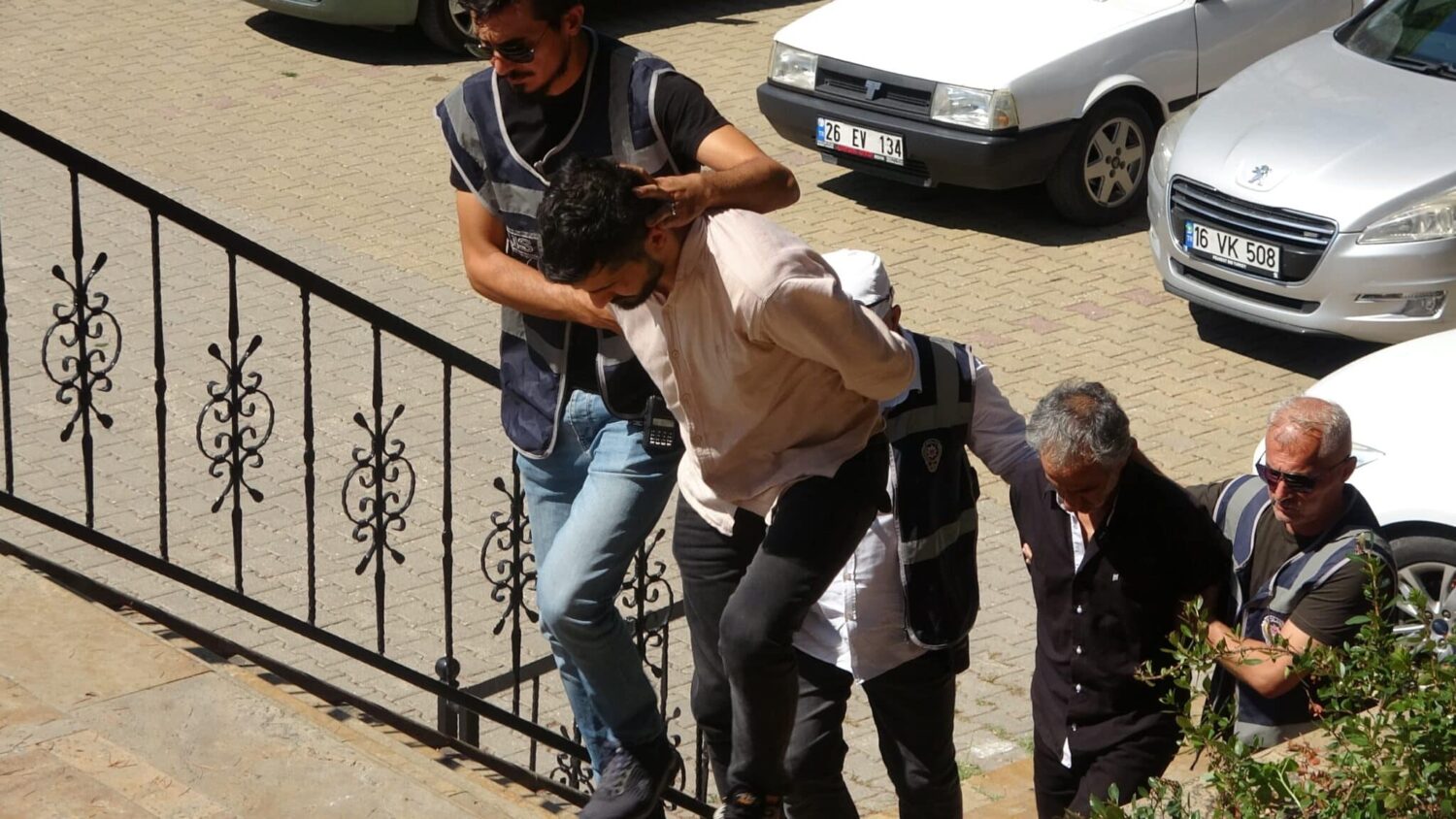 Bilecik'te bir şahıs sevgilisinin parmaklarını satırla keserek olay yerinden kaçtı. Kaçan şahıs bir saat içinde yakalandı.
