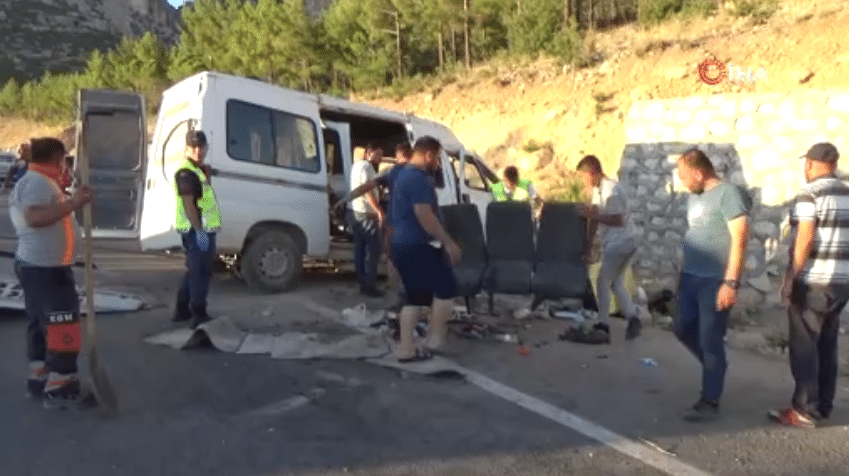 Mersin’in Mut ilçesinde tarım işçilerini taşıyan minibüsün kaza yapması sonucu 1 kişi öldü, 13 kişi yaralandı.