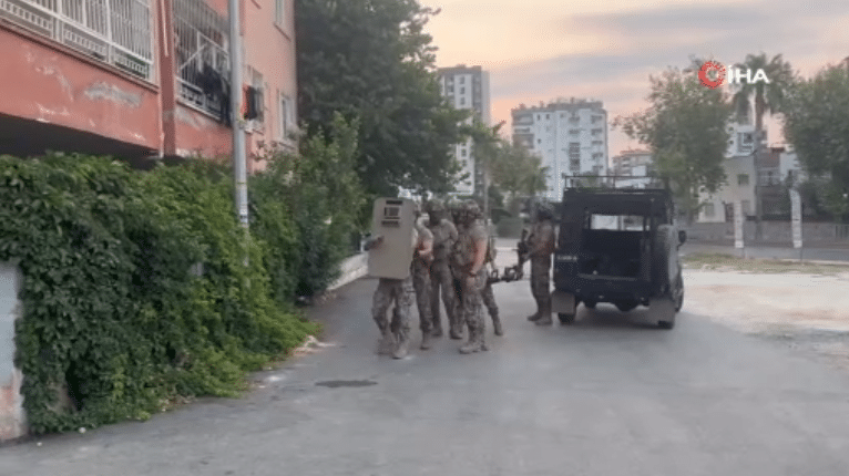 Emniyet, Terörle Mücadele (TEM) Mersin Şube Müdürlüğü ekiplerince terör örgütü PKK/KCK’ya yönelik operasyon başlattı.