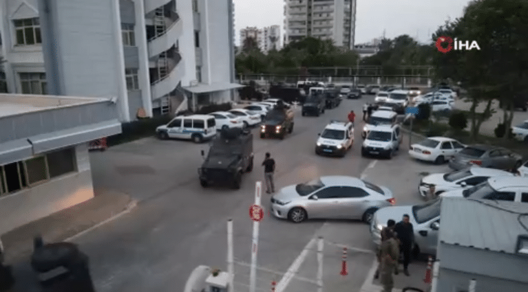 Terör örgütü PKK'nın, Siirt’in Eruh ilçesinde gerçekleştirdiği ilk silahlı eyleminin sözde yıl dönümü olan 15 Ağustos’ta eylem hazırlığında olan şüphelilere yönelik gerçekleştirilen şafak operasyonunda 9 kişi gözaltına alındı.