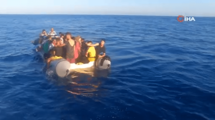 Çanakkale Ayvacık'tan, yasa dışı yollarla Yunanistan’ın Midilli Adası’na doğru gitmeye çalışan kaçak göçmenlerin Yunanlar tarafından önce botlarının motorları söküldü, daha sonra Türk kara sularına geri itildiler.