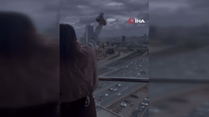 Bir kadın Bağcılar'da evin balkonunda silahla rast gele ateş ettiği görüntüleri sosyal medyada paylaştı. Kısa sürede yayılan bu görüntülerdeki kadın yakalandı ve hakkında soruşturma başlatıldı.