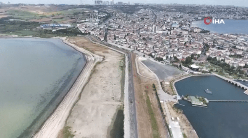 Ülke genelinde hava sıcaklıklarının mevsim normallerinin çok üzerinde seyretmesiyle, megakent İstanbul'un suyunun önemli kaynaklarından Büyükçekmece Gölü’ndeki çekilme devam ediyor.