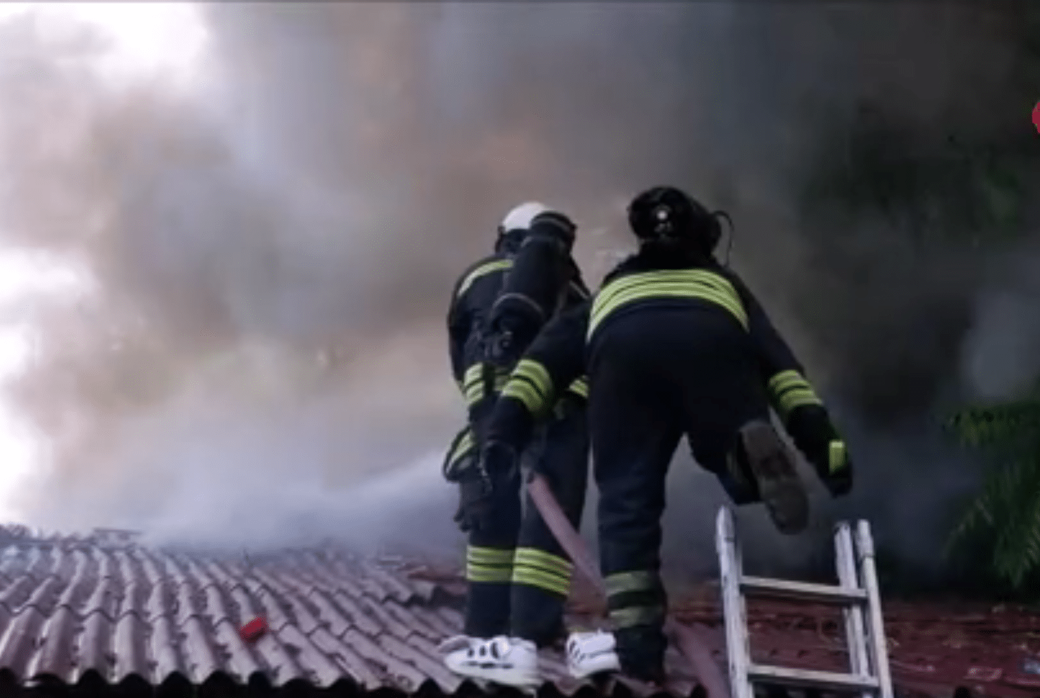 Edirne ilinde, 14 yaşındaki bir çocuğun oynadığı çakmakla başlayan yangın evi küle çevirdi. Yaşanan zor anlar karşısında aile, duygusal anlar yaşayarak gözyaşlarına hakim olamadı.