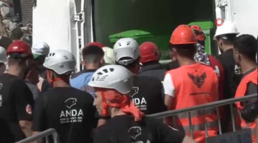 Gaziantep’in Şahinbey ilçesi Binevler Mahallesi'nde 5 katlı binanın yıkımı esnasında kepçe operatörü enkaz altında kalmıştı. 2 saatlik çalışmanın ardından Şahin Boz'un cansız bedenine ulaşıldı.