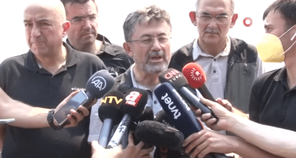 Bakan Yumaklı Çanakkale'de rüzgar hızının 60 kilometrenin üzerine çıktığını aktardı. 