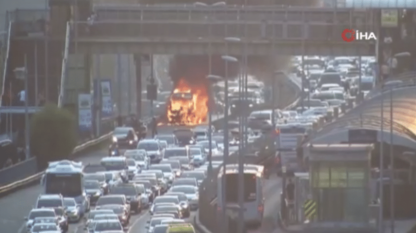 İstanbul Mecidiyeköy'de, E5 metrobüs durağı yakınlarında bir minibüs yanmaya başladı.  trafik durma noktasına geldi.