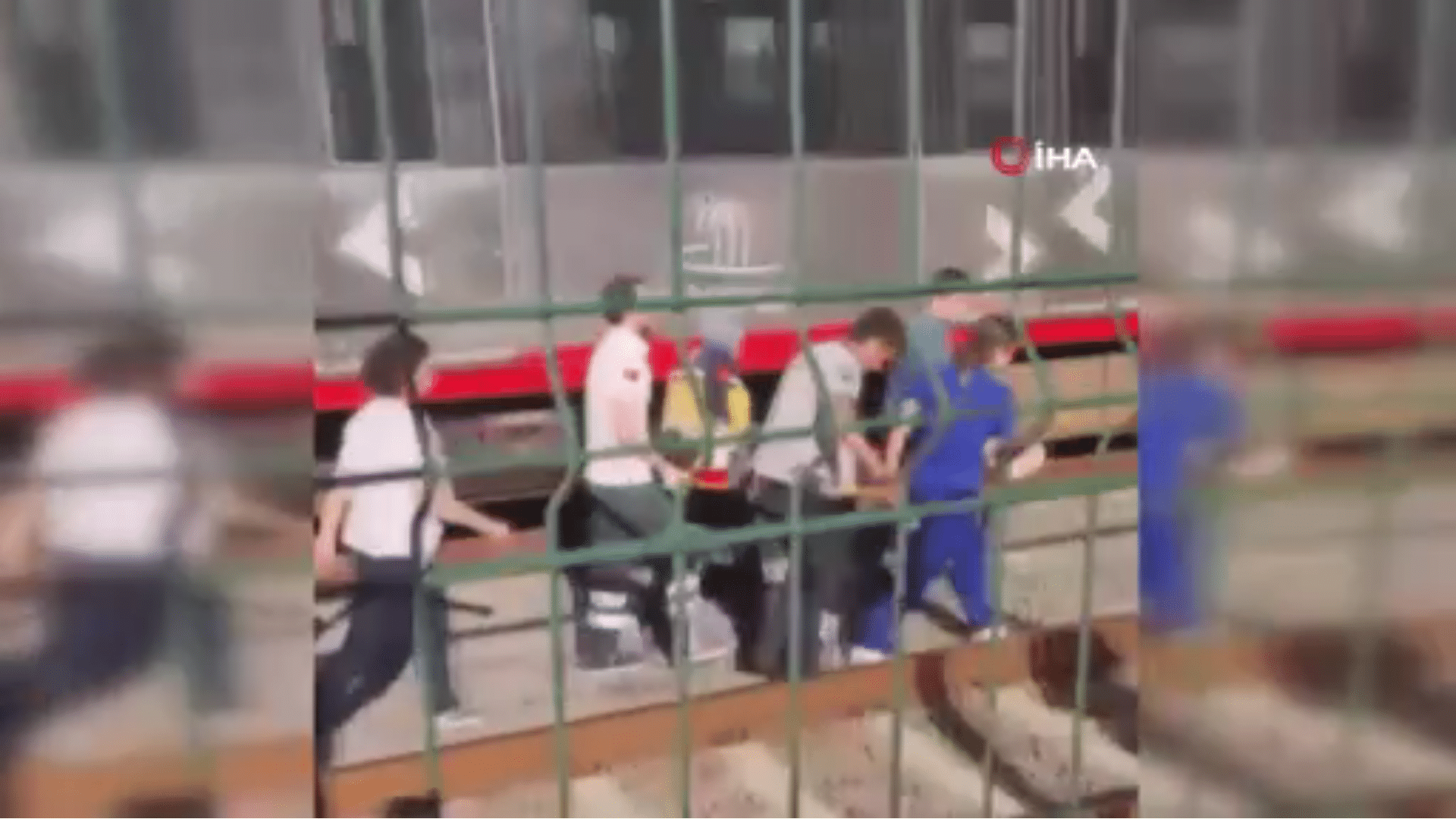 İstanbul'un Kartal ilçesinde, bir birey Marmaray hattında trenin yaklaştığı esnada raylara atlayarak intihar girişiminde bulundu. Şahıs trenin üzerinden geçtikten sonra hızla hastaneye götürüldü.