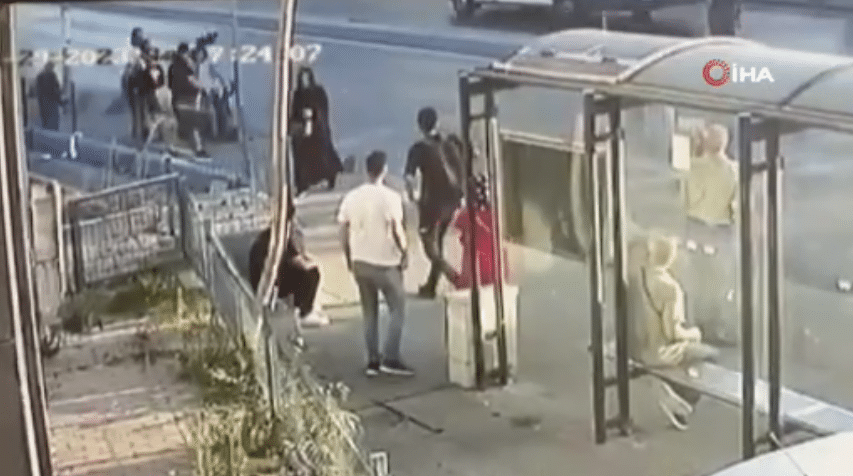 İstanbul Bayrampaşa’da bir otobüs durağında bekleyen vatandaşlara rastgele bıçak sallayarak tehditler savuran saldırgan polis tarafından vurularak etkisiz hale getirildi.