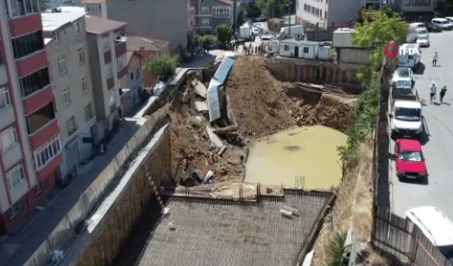 Sarıyer ilçesinde bulunan bir binanın inşaatı yakınındaki yol çöktü. Vatandaşlar deprem ya da patlama olduğunu düşünürken tedbir amaçlı, çevresindeki 8 bina boşaltıldı. Çökme anı ise bir cep telefonu kamerasıyla kaydedildi.