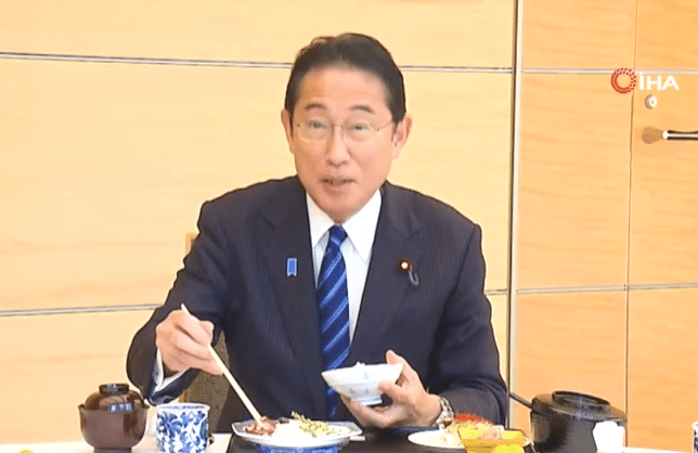 Japonya Başbakanı Fumio Kishida, Fukuşima Nükleer Santrali'ndeki arıtılmış radyoaktif suyun denize tahliyesinin güvenli olduğuna dikkat çekmek amacıyla bölgeden tutulan balıkları yediği görüntü