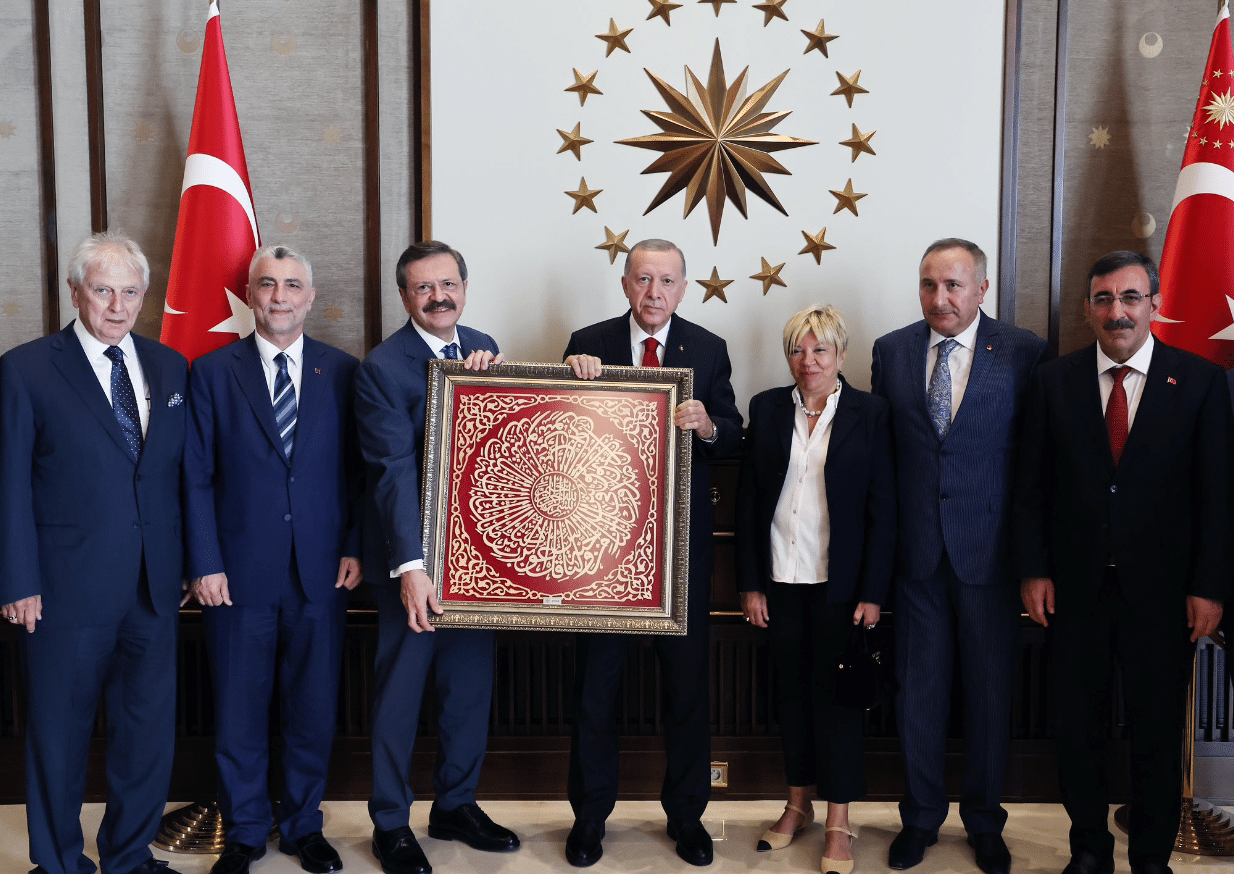 Cumhurbaşkanı Recep Tayyip Erdoğan, TOBB Başkanı Rifat Hisarcıklıoğlu ve heyetini külliyede kabul etti.