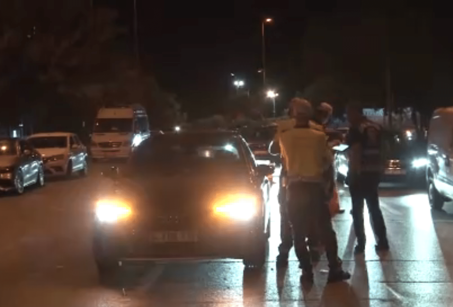 Kadıköy ilçesinde trafik denetimi sırasında durdurulan bir sürücü, polis ekiplerine zor anlar yaşattı. Alkol testi sonucunda yasal sınırların altında çıkan sürücü, denetlemeyi takip eden gazetecilere saldırdı.Otomobil sürücüsü, “Sen beni niye çekiyorsun? Git doğayı çek, başkasını çek. Bak kırarım o kameranı senin ha. Abiciğim benim dostum var, düşmanım var. Beni çekemezsin” diyerek habercileri tehdit etti.
