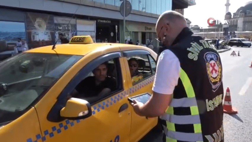 İstanbul'da trafik ekipleri, Taksim Meydanı’nda ticari taksilere yönelik denetim gerçekleştirdi, kurallara uymayanlara ceza kesildi.