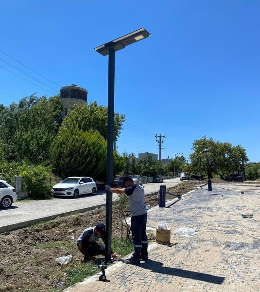 Balıkesir Büyükşehir Belediyesi sürdürülebilir kent hedefi doğrultusunda çalışmalarını sürdürüyor. Bu bağlamda  gerçekleştirilen çalışmalar neticesinde bazı hizmet binaları, mezarlık ve parklarda güneş enerjisiyle çalışan aydınlatma direklerinin montajına başladı.