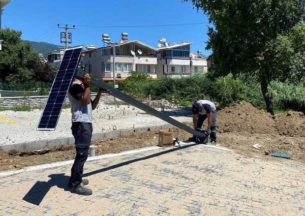 Balıkesir Büyükşehir Belediyesi sürdürülebilir kent hedefi doğrultusunda çalışmalarını sürdürüyor. Bu bağlamda gerçekleştirilen çalışmalar neticesinde bazı hizmet binaları, mezarlık ve parklarda güneş enerjisiyle çalışan aydınlatma direklerinin montajına başladı.