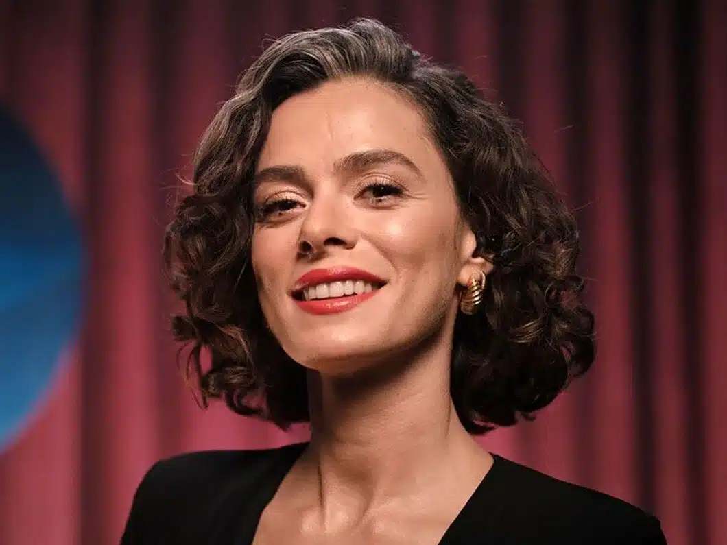 Ünlü oyuncu Özge Özpirinçci, kısa bir süre önce anne olmasının ardından artık yeni bir proje ile ekranlarda olacak.