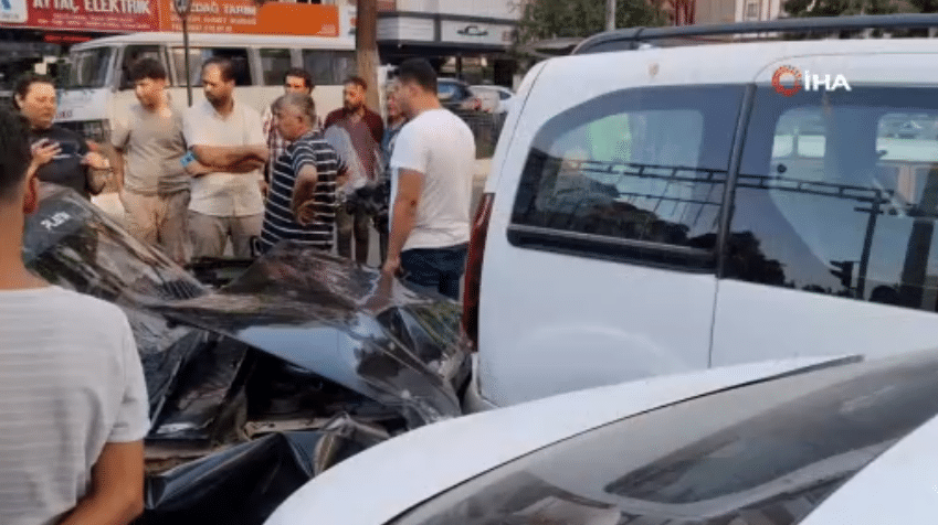 Aydın’ın Nazilli ilçesinde direksiyon hakimiyetini kaybeden bir sürücü park halindeki 4 araca birden çarptı. 