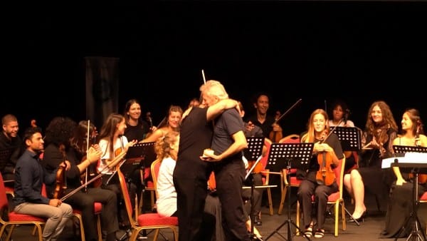  Körfez'de gerçekleştirilen Adra Festivalinde sahne alan Rengim Gökmen'e sürpriz dağumgünü kutlaması hazırlandı. Festivalin son konseri nde sahne almak üzere Balıkesi'e gelen sanatçı Balıkesir AVLU'da sahne adlığı esnada ise doğumgünü sürprizi yapıldı. 